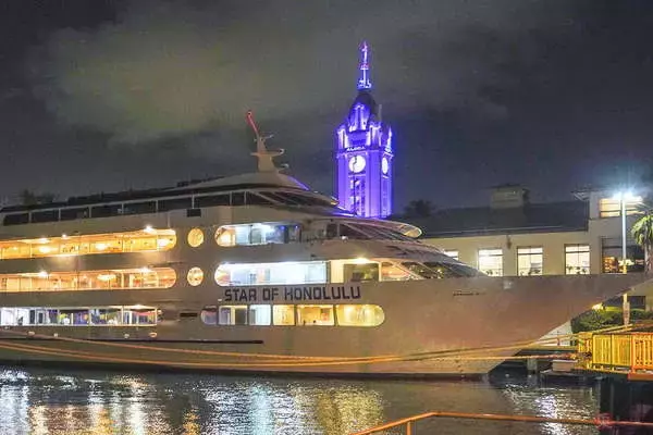 「大人気「ハワイ最大のクルーズ船での旅」がスゴすぎた！ 絶景「ハワイの夕日」＆超豪快グルメ」の画像