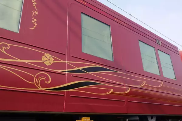 「2扉の通勤電車」を改造→“ゼロ扉車”も!? 一気にレベルアップした「南海のシン観光列車」全貌明らかに 乗車時間“3倍”でたっぷり！