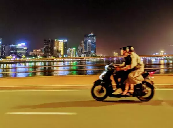 やたらベタベタ抱きついてくる後ろの彼女は「違反」ですか？ …バイクのタンデムに法的制限はあるのか 弁護士の見解は