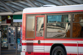 レバーを引いても出られない!? バスの「非常口」を開けるのに必要な手順は？ 飛び降り厳禁、知っておくべき“脱出の作法”
