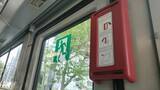 「レバーを引いても出られない!? バスの「非常口」を開けるのに必要な手順は？ 飛び降り厳禁、知っておくべき“脱出の作法”」の画像2