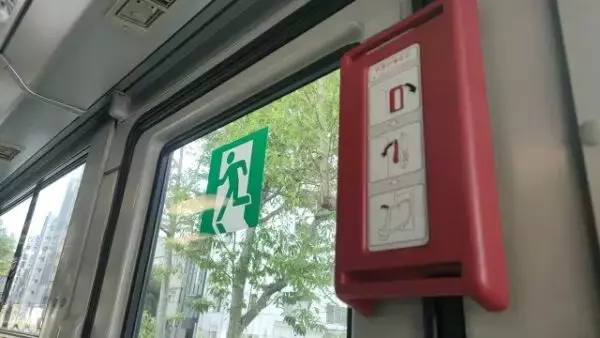 「レバーを引いても出られない!? バスの「非常口」を開けるのに必要な手順は？ 飛び降り厳禁、知っておくべき“脱出の作法”」の画像