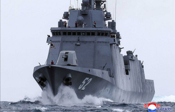北朝鮮 進水式で“派手に横転し”金総書記を激怒させた「新型艦」爆速で修理を行い海上試験開始！