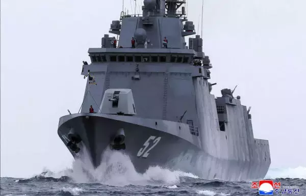 北朝鮮 進水式で“派手に横転し”金総書記を激怒させた「新型艦」爆速で修理を行い海上試験開始！