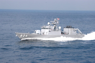 海自ミサイル艇が中国海軍の「異様な軍艦」を追尾！ 後方から“怪しい艦影”捉える 防衛省が画像を公開