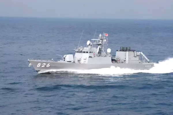 海自ミサイル艇が中国海軍の「異様な軍艦」を追尾！ 後方から“怪しい艦影”捉える 防衛省が画像を公開