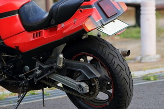 バイクのチェーンは「左」←自転車は「右」なぜ逆なの？ 似て非なる“それぞれの事情”