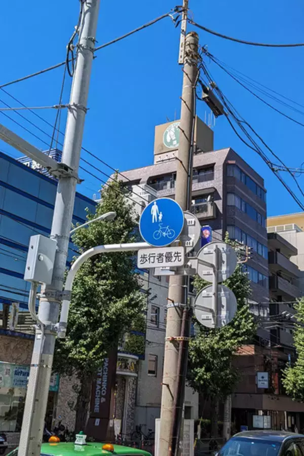 「自転車を歩道から排除？ 青梅街道で「自転車通行可」標識を一斉撤去 新宿～練馬 何がどう変わる？」の画像