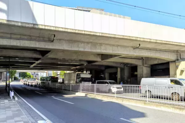 さいたまの中心で「JR線を貫通する東西道路」の“車線絞り渋滞”6月解消へ 駅のところだけ2車線→ついに4車線化 新商業施設とセット!?