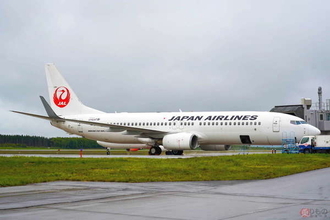 「当機はまもなく車輪を降ろします」 パイロットが「操縦席の現状を生解説」するJAL便に乗った