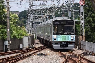 東急の「アラフォー電車」が西武に“転職”！ 2年間の改造で何が変わった？ 「市松模様の新顔」に乗ってみた