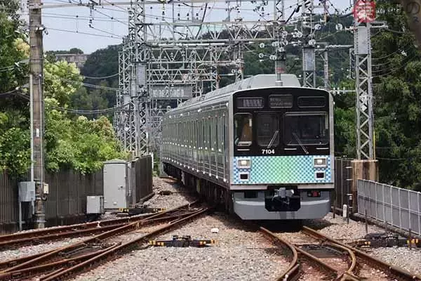 東急の「アラフォー電車」が西武に“転職”！ 2年間の改造で何が変わった？ 「市松模様の新顔」に乗ってみた