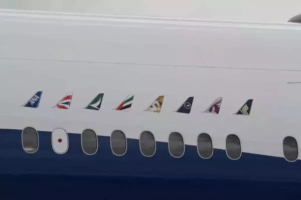 「旅客機初「折りたたみ翼」の仕組みとは ボーイング新型機「777X」珍機構に肉薄！ 主翼シャッキーン化のワケ」の画像