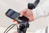 「懲役・罰金・講習「自転車も」あります 厳罰化の“ながらスマホ”NG基準は？ 酒は提供者も対象に」の画像1