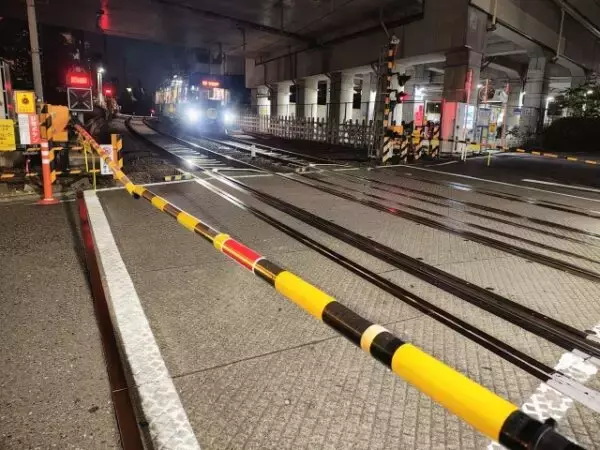 踏切が鳴ってから電車が来るまで「35秒」の法則！ イライラを防ぐ“賢い踏切”の裏側