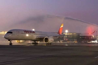 「異例の事態」 最新鋭旅客機「A350」消防車に“激突”！ “翼が砕ける瞬間”を捉えた衝撃映像が公開