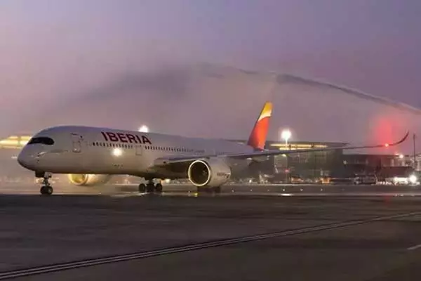 「異例の事態」 最新鋭旅客機「A350」消防車に“激突”！ “翼が砕ける瞬間”を捉えた衝撃映像が公開
