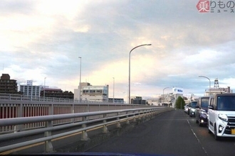 も～い～くつ寝～る～と～橋開通♪ 東北最大都市が激変か!? 「ぎこちない五差路」の旧橋は撤去へ