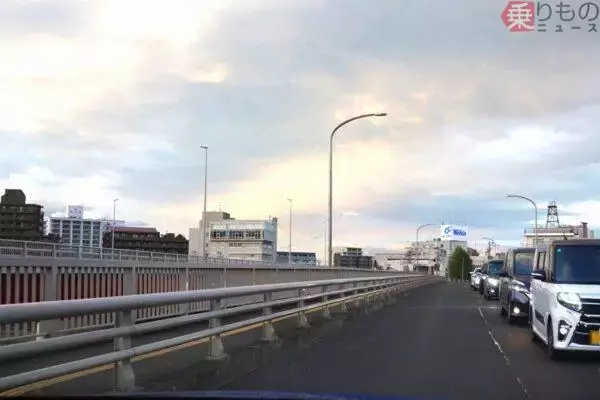 も～い～くつ寝～る～と～橋開通♪ 東北最大都市が激変か!? 「ぎこちない五差路」の旧橋は撤去へ