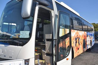 日本一“座席が多い”大型観光バスを実見 割り切った詰込み仕様 コロナ禍でもアリ？