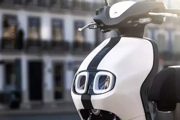 ヤマハのバッテリー着脱式電動スクーター新型！ 「NEO'S」欧州から発売 原付を代替