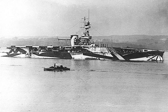 なぜ大型空母は似たような形なのか「とにかく発着艦をスムーズに！」試行錯誤の歴史 迷走して“ひな壇”になったものも