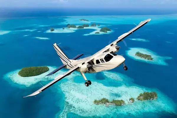 「まるでサソリ！ 尾翼でっぷりの珍スタイル3発プロペラ機「トライ・ランダー」 なぜその形に？」の画像