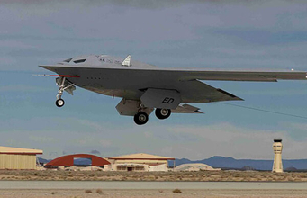 最先端の「第6世代爆撃機」異例の“ちゃんと飛ぶ”と“戦えるか”を同時進行でテスト どのような目的が？