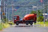 「真夏の道路、なぜ“ドロドロ”に溶けない？ 60度を超えるアスファルトが大型トラックを支えられる“秘密”とは」の画像1