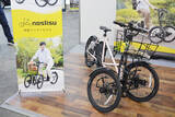 「カワサキ初の「自転車」乗ってみた 異形の「前2輪」メリットは？ フル電動タイプも」の画像1