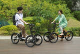 「カワサキ初の「自転車」乗ってみた 異形の「前2輪」メリットは？ フル電動タイプも」の画像2