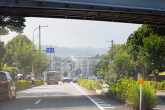 横浜「山の上の快走路」が市街地へ下りてくる日は!? 戸塚をズバッと“横断するはず”のルート ――“橋の架け替えだけ”佳境へ