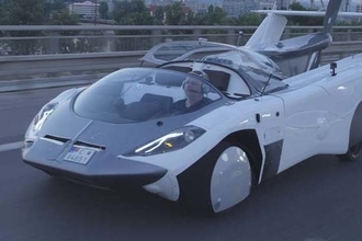 実在したぞ「空飛ぶスポーツカー」！  ボタン一つで飛行機へウイィンと変形 国から認可
