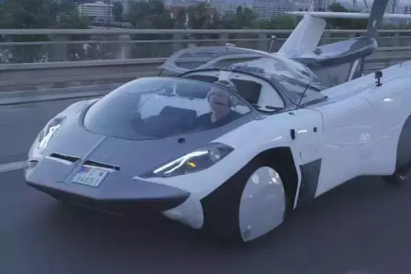 実在したぞ「空飛ぶスポーツカー」！  ボタン一つで飛行機へウイィンと変形 国から認可