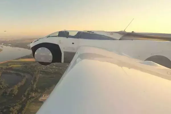 「実在したぞ「空飛ぶスポーツカー」！  ボタン一つで飛行機へウイィンと変形 国から認可」の画像