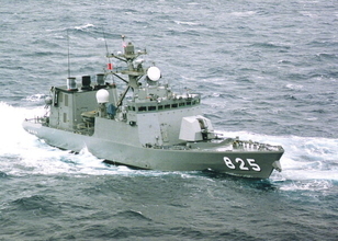 海自とロシア海軍のミサイル艇同士が “にらみ合い”!? 「日本最北の有人島」沖に出現 防衛省が鮮明な画像を公開