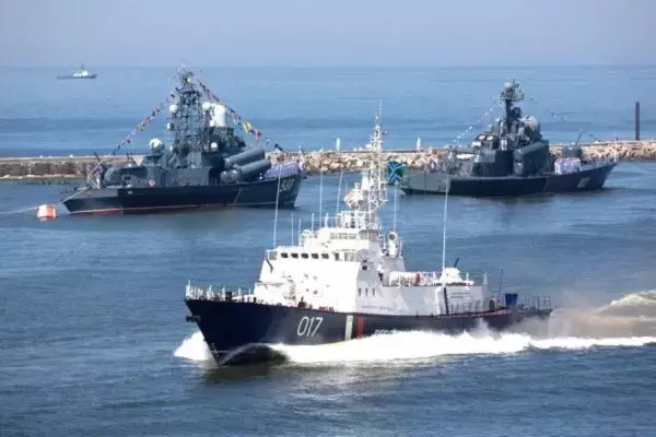 「世界最大の湖」を航行中のロシア艦艇が「背後から急襲される瞬間」捉えた映像が公開 1000km以上の長距離攻撃か