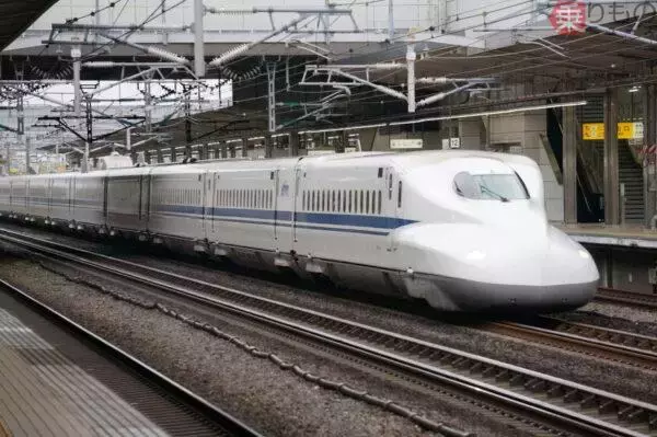 駅長も「日本一しょぼい」と断言！ 利用者数16万人の巨大駅にある「やっつけ感満載の0キロポスト」写真撮ってきた