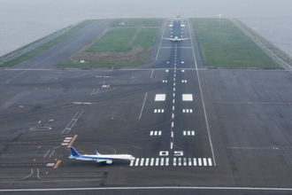 滑走路のナゾ数字「34L」って何？「ABCD」「東西南北」じゃない理由 意外すぎる修正事情も