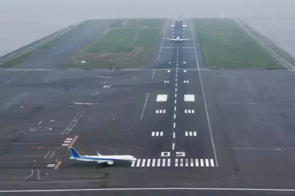 滑走路のナゾ数字「34L」って何？「ABCD」「東西南北」じゃない理由 意外すぎる修正事情も