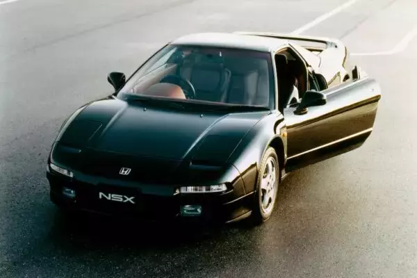 瞬きしている!?「パカパカ動くヘッドライト」なぜ消えた？ 規制が生んだ苦肉の策 絶滅した理由と「最後の国産車」