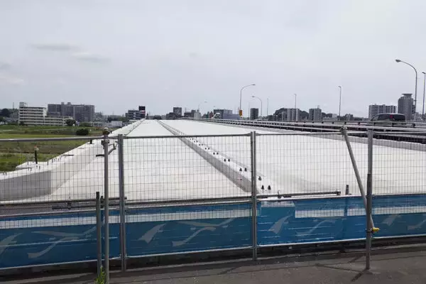 「かつては「渡るのに2時間!?」ハチャメチャに渋滞した橋が大変貌中！ 工期16年いま後半戦 貴重な多摩横断ルートどう変わる」の画像