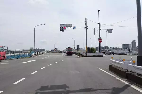 「かつては「渡るのに2時間!?」ハチャメチャに渋滞した橋が大変貌中！ 工期16年いま後半戦 貴重な多摩横断ルートどう変わる」の画像