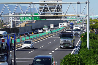 「左車線にこないで！」NEXCOがアピール強化 中京圏屈指の渋滞ポイント、せっかくの対策が台無しに？