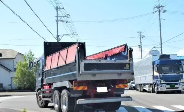 「左へ曲がります」バスはなぜしゃべる？「ピーピー音」から“人の声”に進化した納得の理由 知られざる「義務化」の現在