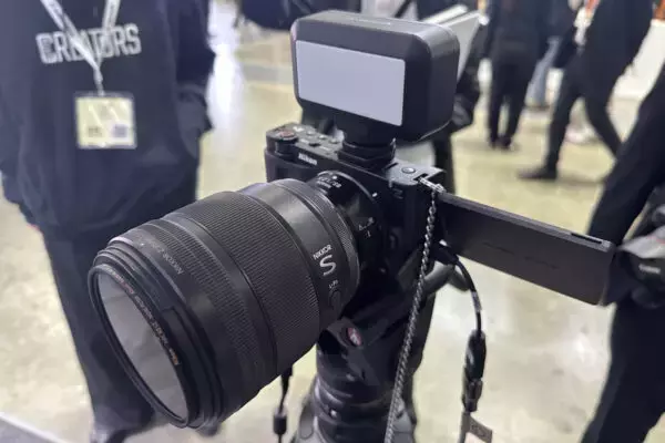 スマホ撮影とは違うのだよ！ プロ御用達の本格的シネマカメラが個人でも買える？ 「CP+ 2026」で見た新製品