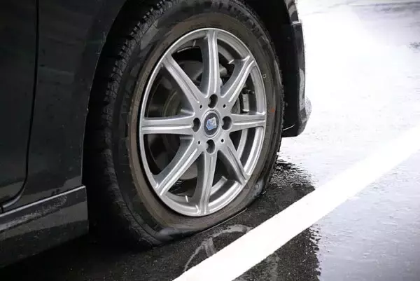 パンクしてないタイヤも替えなきゃダメですか？ 「1本だけ交換」「銘柄違い」がご法度とされるワケ 思わぬ「最悪の事態」とは