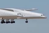 「まるで双頭竜 「世界最大の怪鳥飛行機」が「ジャンボ機」と驚愕の超近接飛行！ 並んで判明“規格外”のデカさ」の画像1