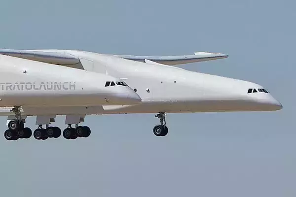 まるで双頭竜 「世界最大の怪鳥飛行機」が「ジャンボ機」と驚愕の超近接飛行！ 並んで判明“規格外”のデカさ