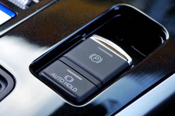 電動パーキングブレーキも凍る？ 「雪国ではPブレーキをかけない」…自動でかかっちゃう場合は